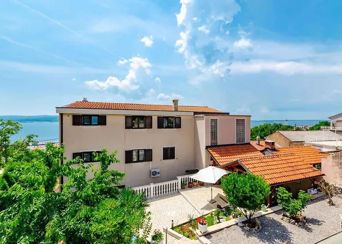 House And Apt. In 39364 Crikvenica