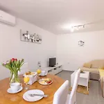 House And Apt. In 39364 Apartman Crikvenica