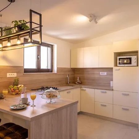 Apartment House And Apt. In 39364 Crikvenica