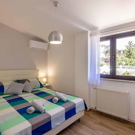 House And Apt. In 39364 Crikvenica