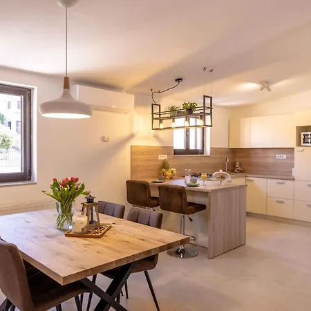 House And Apt. In 39364 Crikvenica