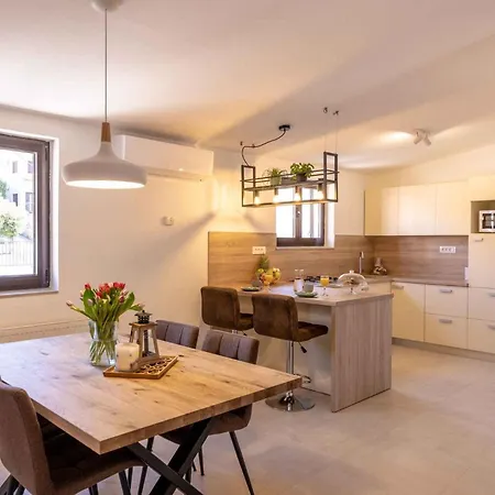 House And Apt. In 39364 Crikvenica